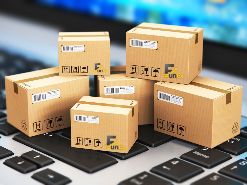 Paquetes de Funex listos para envío sobre un teclado de computadora.
